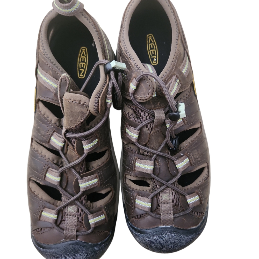 KEEN Closed toe SANDALS women SIZE 8.5- waterproof, hiking, water shoes!